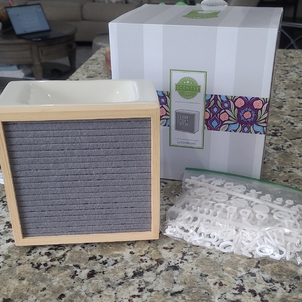 Scentsy Letterboard with Wooden Frame Warmer